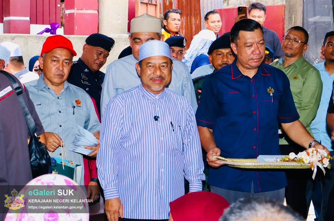 lawatan-menteri-besar-kelantan-yab-dato-panglima-perang-ke-lokasi-kebakaran-di-kampung-gok-kapor-kota-bharu-8.jpg