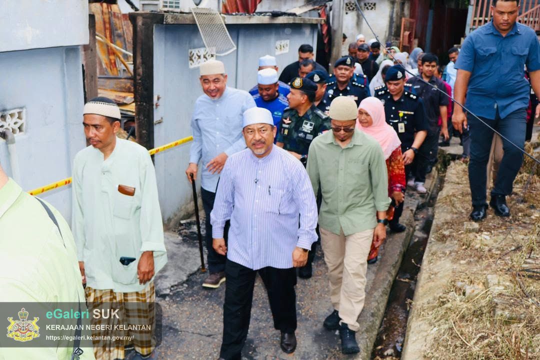 lawatan-menteri-besar-kelantan-yab-dato-panglima-perang-ke-lokasi-kebakaran-di-kampung-gok-kapor-kota-bharu-9.jpg