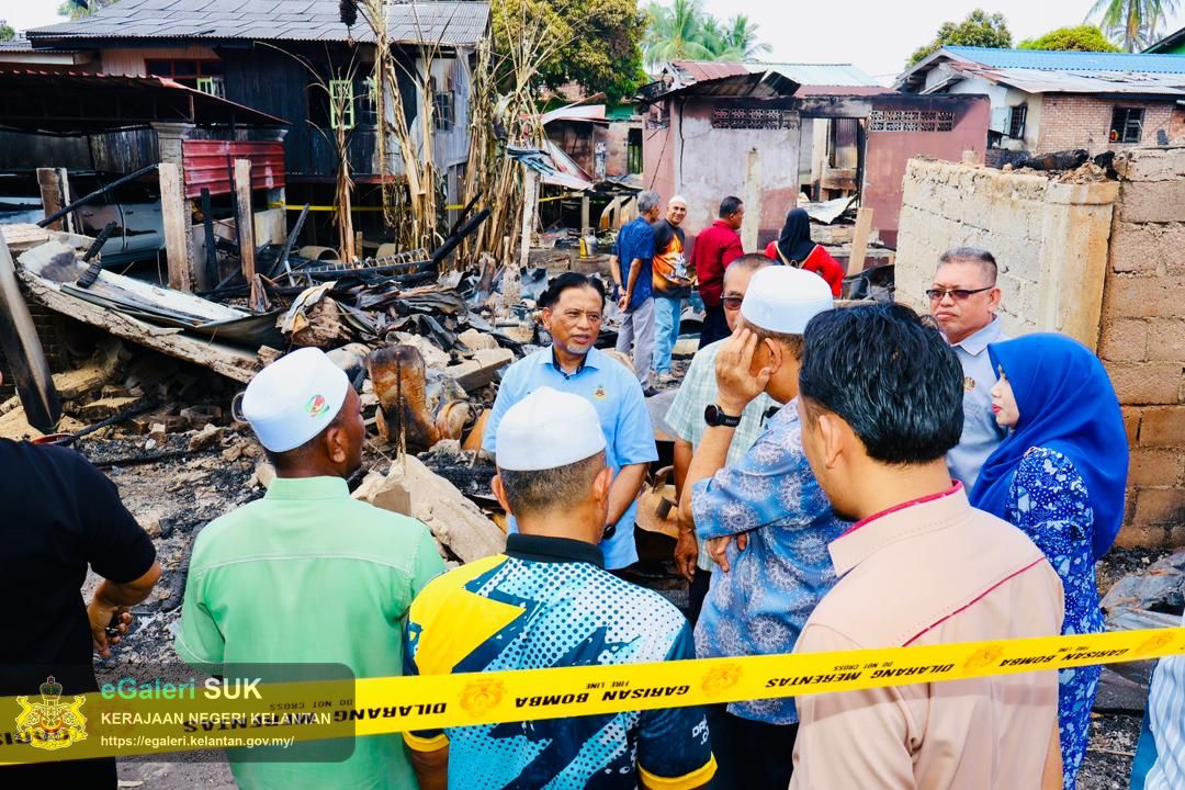 lawatan-yabrs-ketua-jajahan-ke-lokasi-kebakaran-di-chabang-tiga-kedai-buloh-kelantan-3.jpg
