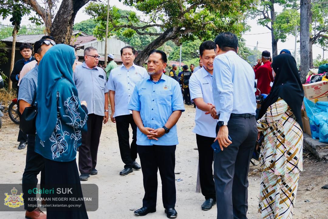 lawatan-yabrs-ketua-jajahan-ke-lokasi-kebakaran-di-chabang-tiga-kedai-buloh-kelantan-4.jpg