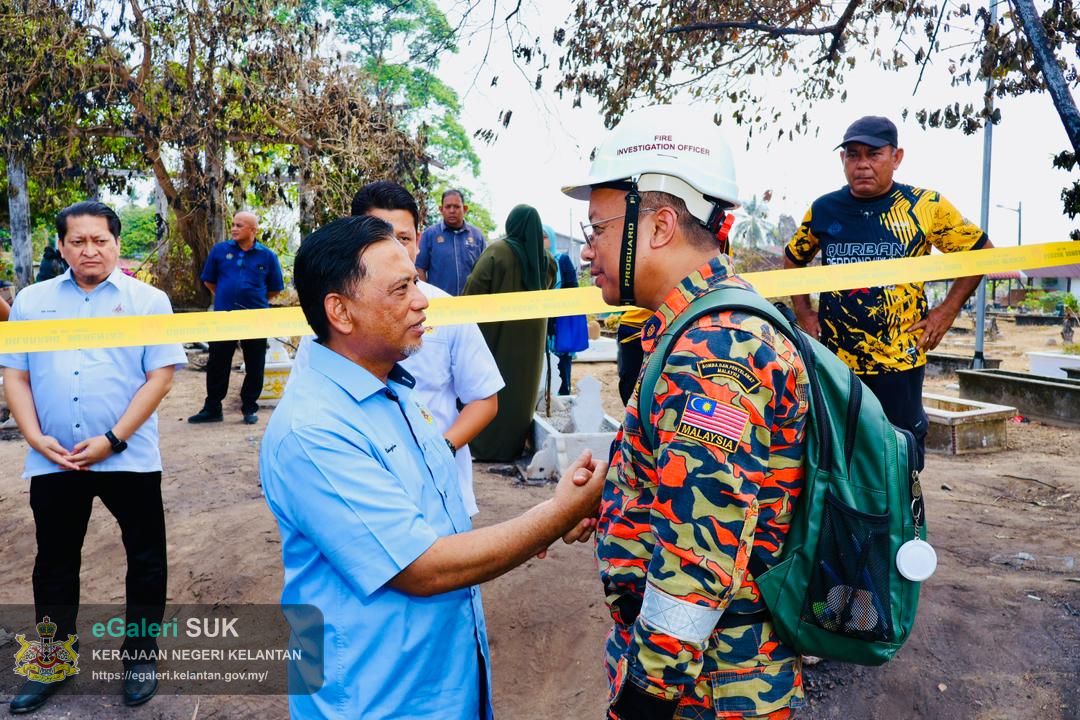 lawatan-yabrs-ketua-jajahan-ke-lokasi-kebakaran-di-chabang-tiga-kedai-buloh-kelantan-6.jpg