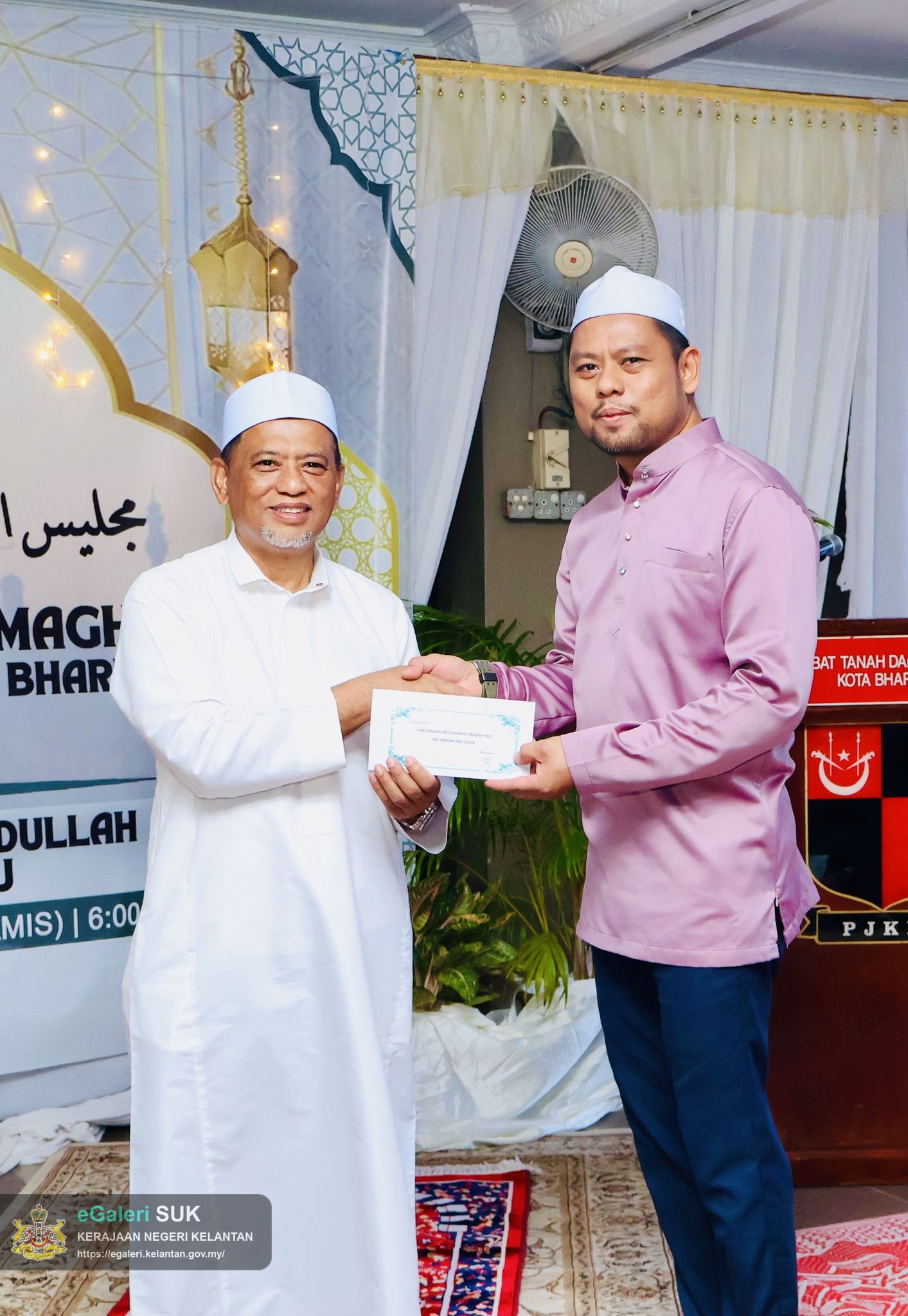 majlis-iftar-jamaie-dan-solat-maghrib-serta-penyampaian-sumbangan-raya-pejabat-tanah-dan-jajahan-kota-bharu-11.jpg