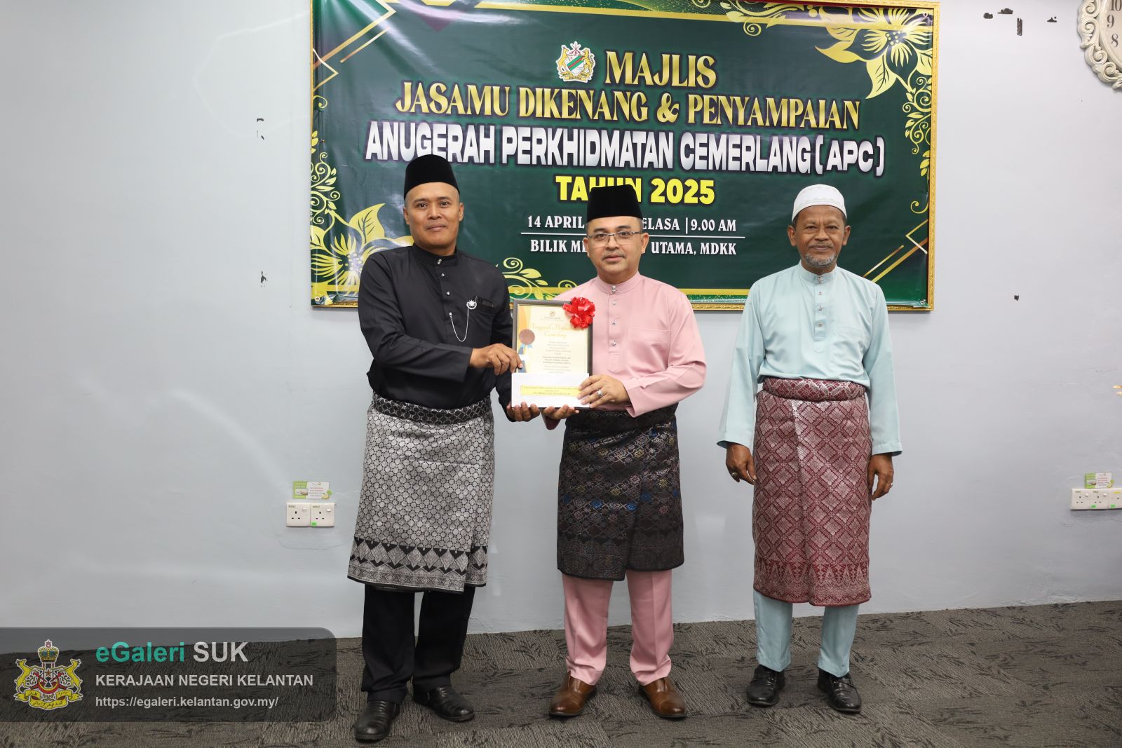 majlis-jasamu-dikenang-penyampaian-anugerah-perkhidmatan-cemerlang-apc-tahun-2025-30.JPG