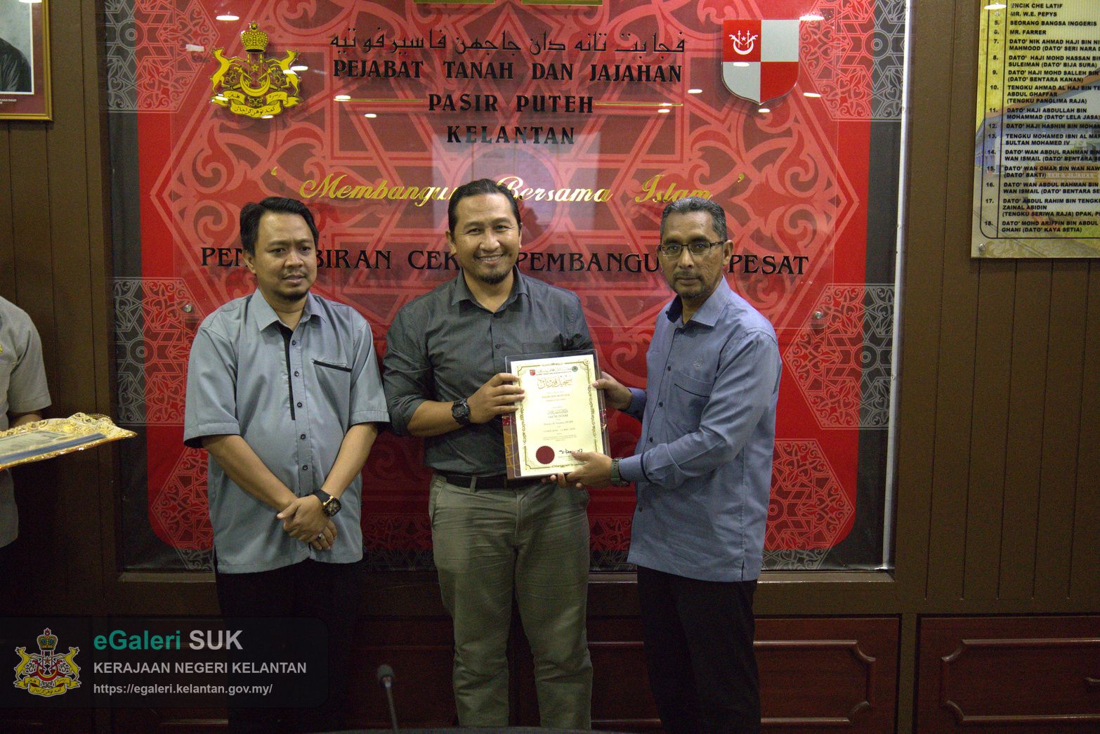 majlis-khatam-alquran-serta-sumbangan-hari-raya-anjuran-kelab-berkesan-pejabat-tanah-dan-jajahan-pasir-puteh-14.jpg