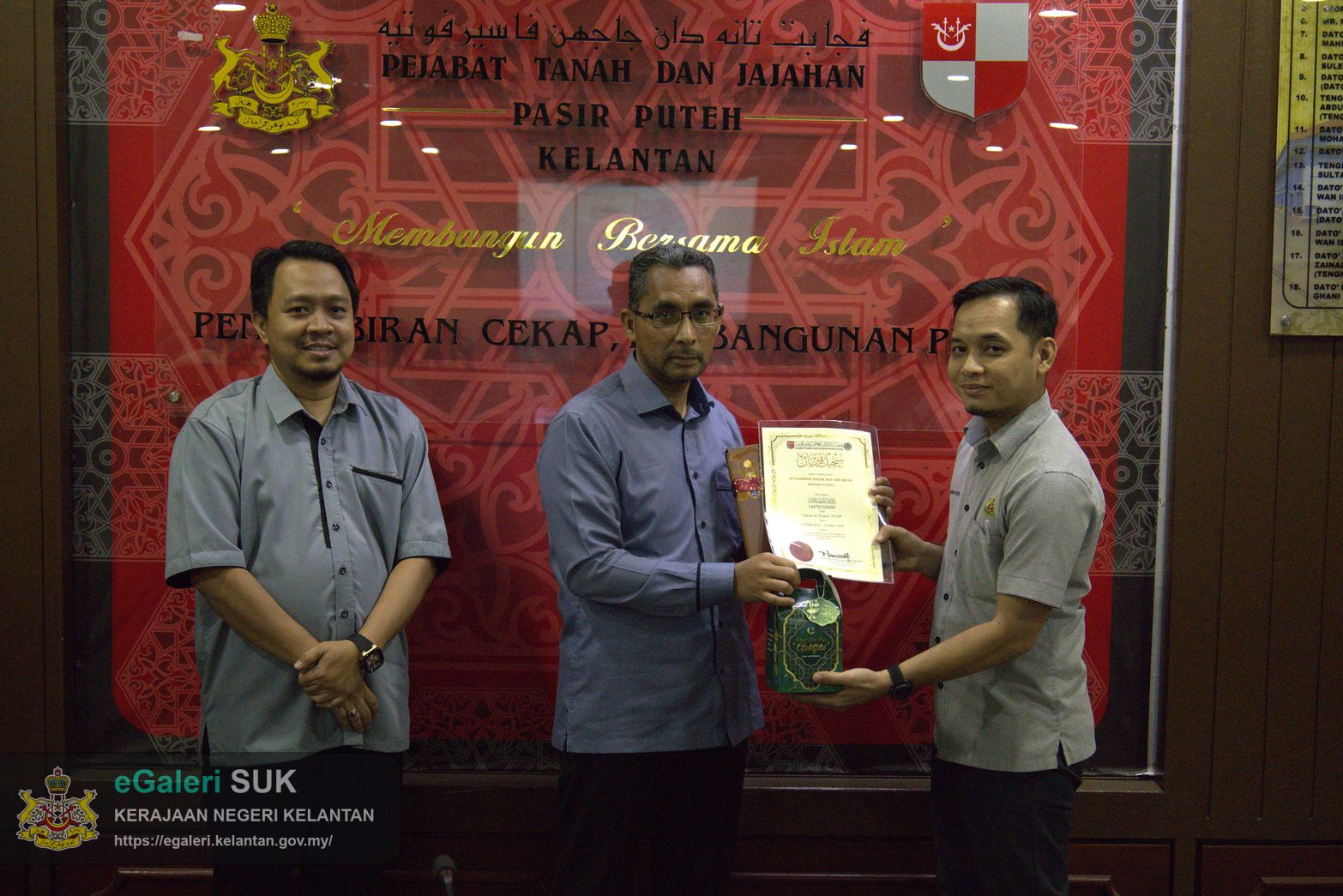 majlis-khatam-alquran-serta-sumbangan-hari-raya-anjuran-kelab-berkesan-pejabat-tanah-dan-jajahan-pasir-puteh-15.jpg