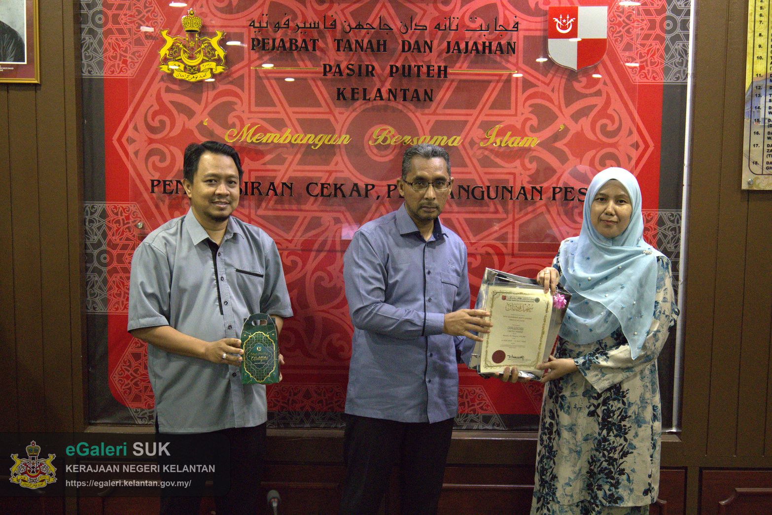 majlis-khatam-alquran-serta-sumbangan-hari-raya-anjuran-kelab-berkesan-pejabat-tanah-dan-jajahan-pasir-puteh-18.jpg