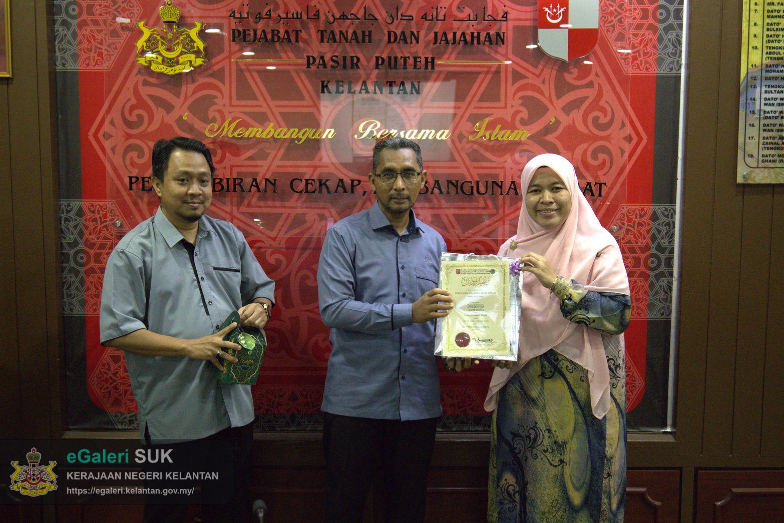 majlis-khatam-alquran-serta-sumbangan-hari-raya-anjuran-kelab-berkesan-pejabat-tanah-dan-jajahan-pasir-puteh-19.jpg