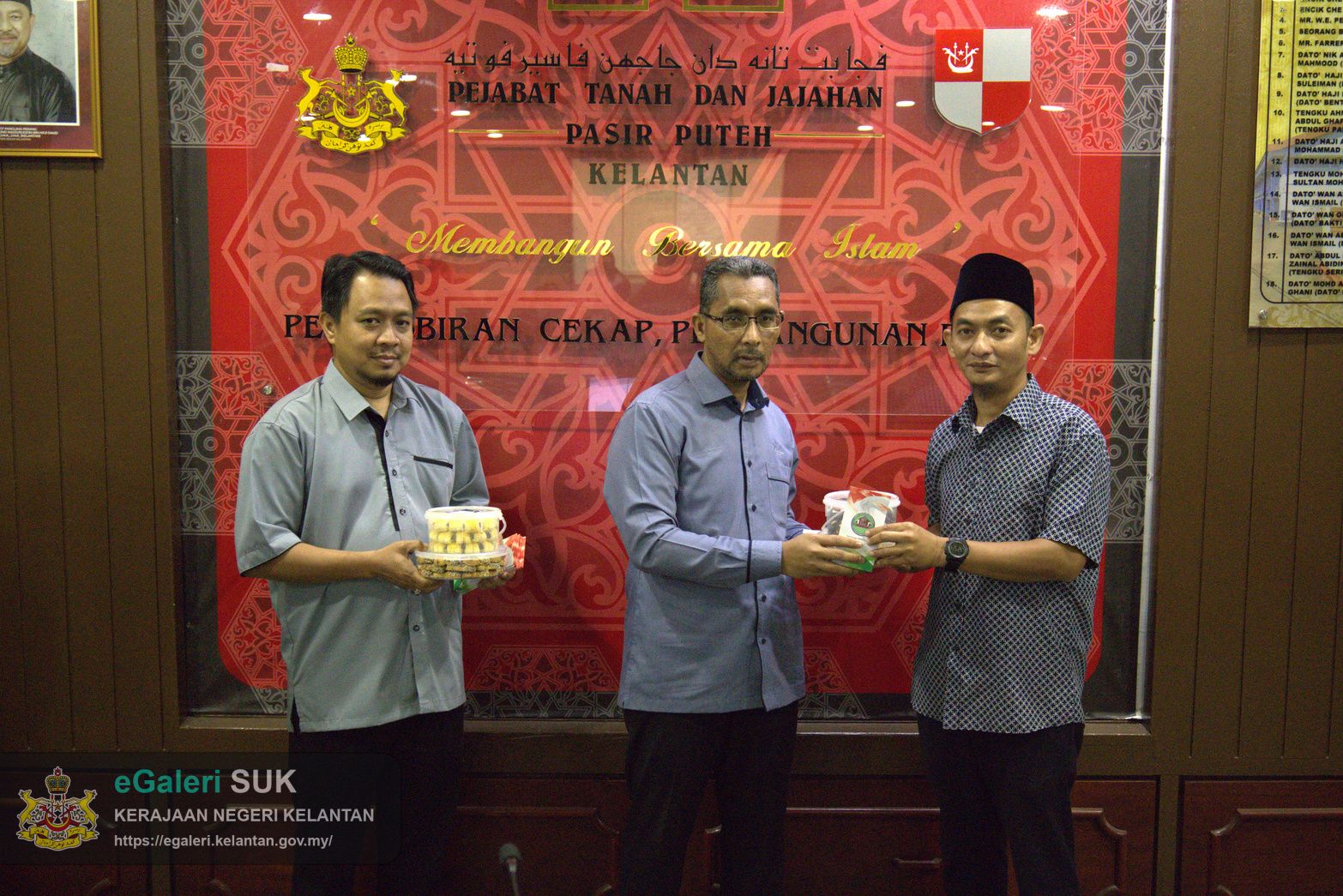 majlis-khatam-alquran-serta-sumbangan-hari-raya-anjuran-kelab-berkesan-pejabat-tanah-dan-jajahan-pasir-puteh-27.jpg