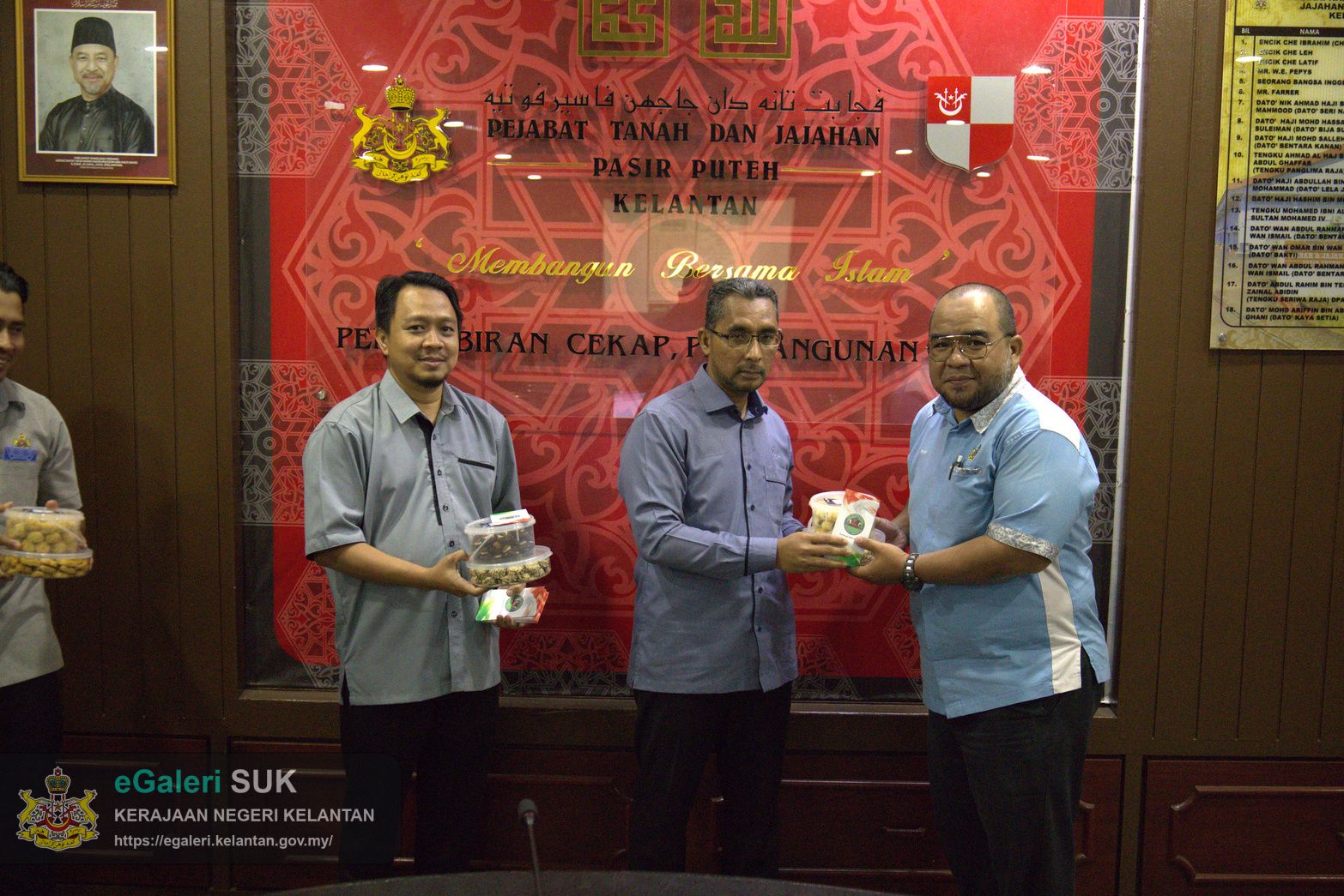 majlis-khatam-alquran-serta-sumbangan-hari-raya-anjuran-kelab-berkesan-pejabat-tanah-dan-jajahan-pasir-puteh-28.jpg