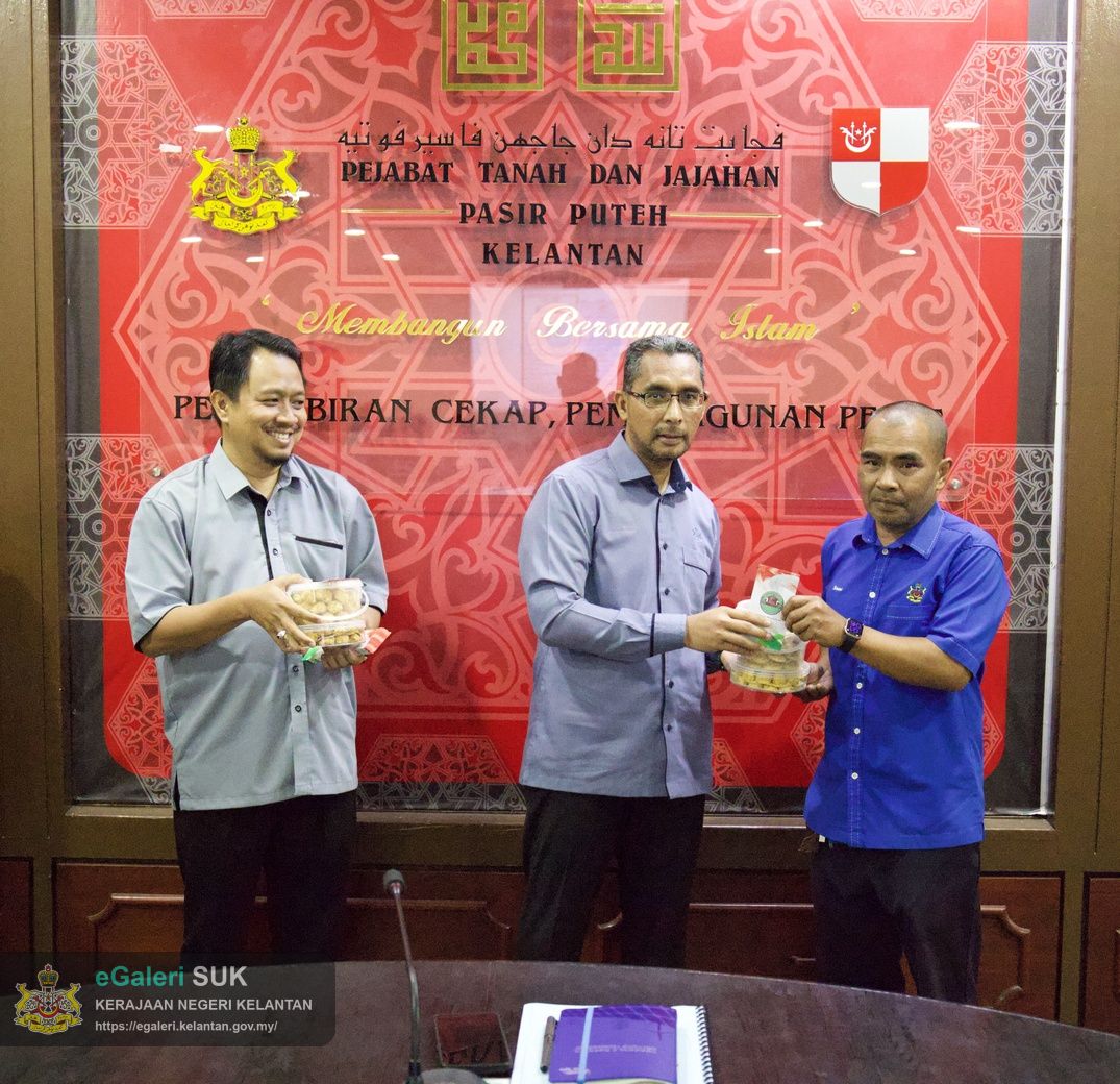 majlis-khatam-alquran-serta-sumbangan-hari-raya-anjuran-kelab-berkesan-pejabat-tanah-dan-jajahan-pasir-puteh-30.jpg