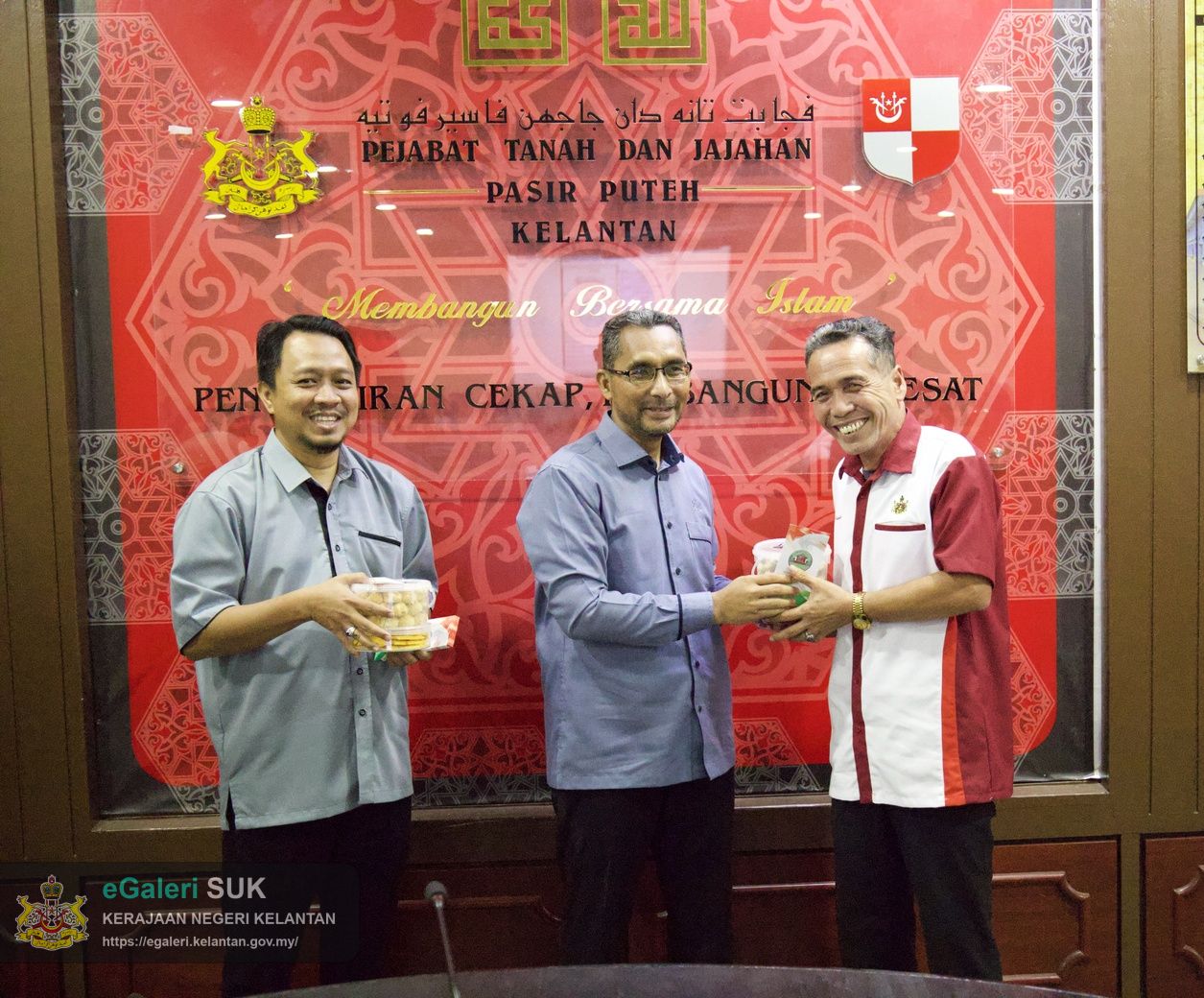 majlis-khatam-alquran-serta-sumbangan-hari-raya-anjuran-kelab-berkesan-pejabat-tanah-dan-jajahan-pasir-puteh-32.jpg