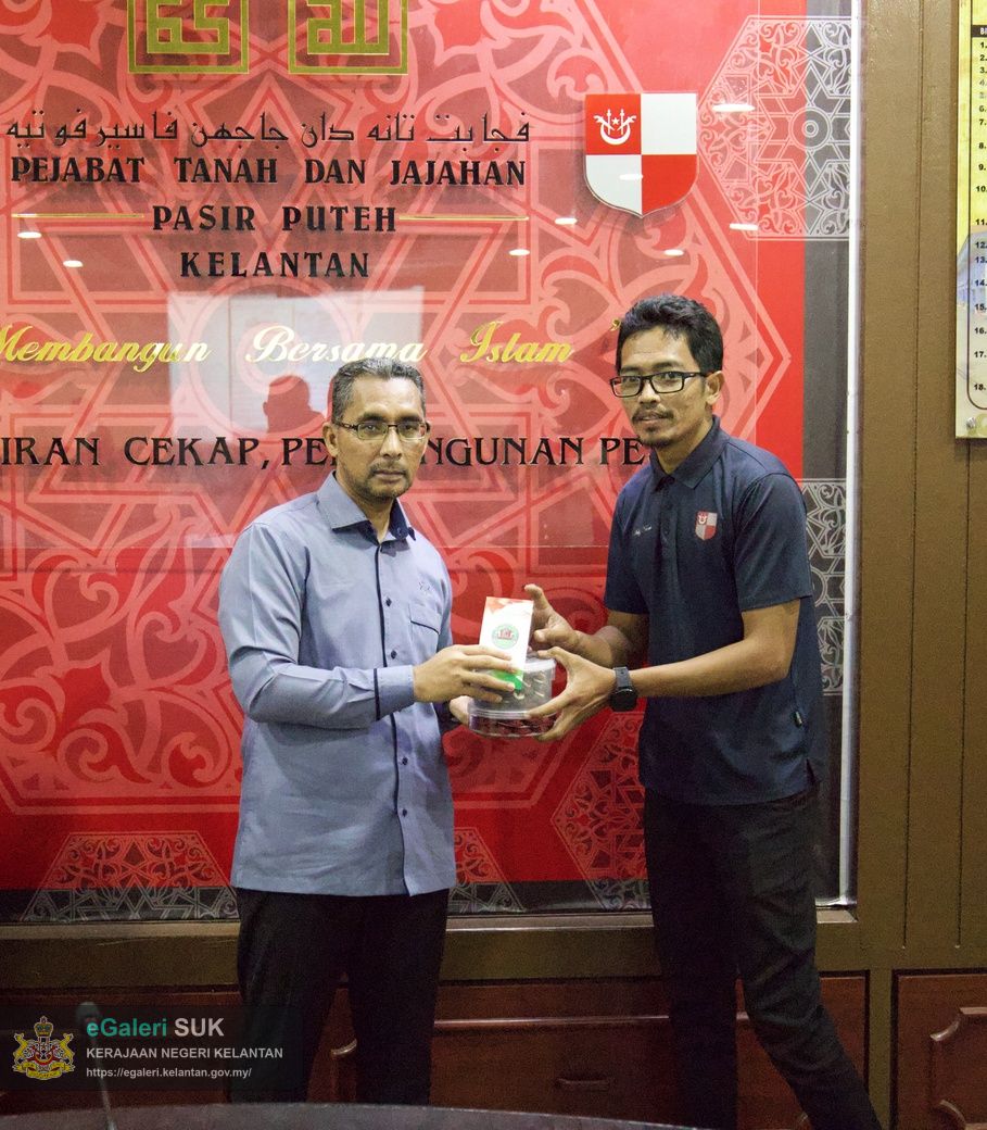 majlis-khatam-alquran-serta-sumbangan-hari-raya-anjuran-kelab-berkesan-pejabat-tanah-dan-jajahan-pasir-puteh-34.jpg