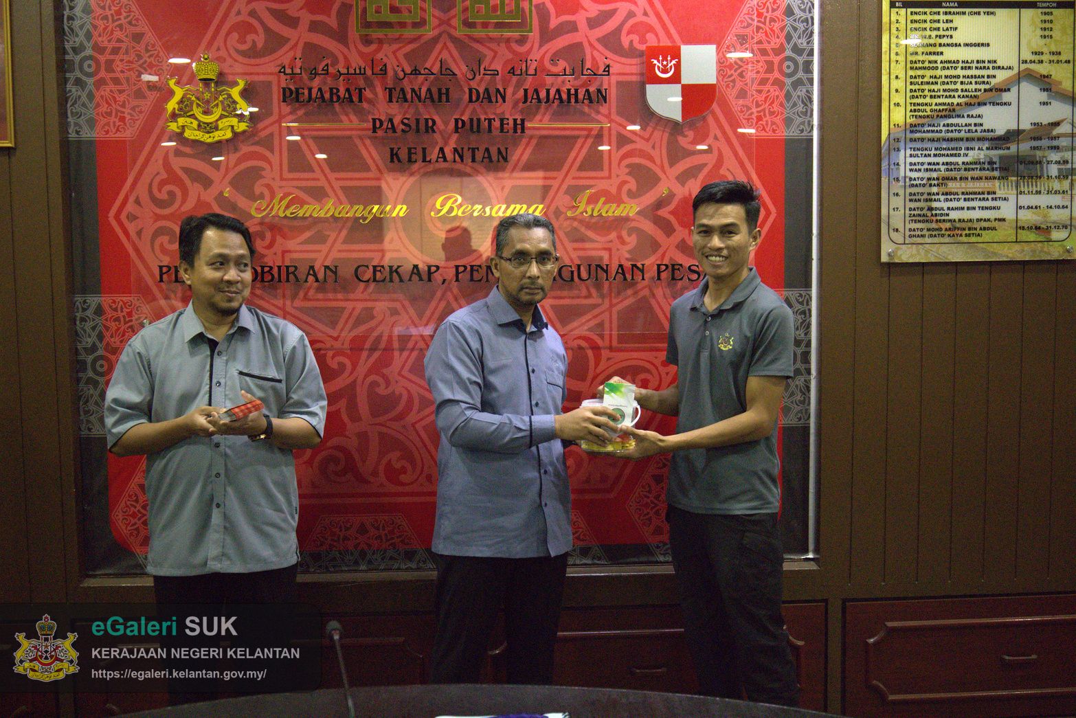 majlis-khatam-alquran-serta-sumbangan-hari-raya-anjuran-kelab-berkesan-pejabat-tanah-dan-jajahan-pasir-puteh-35.jpg