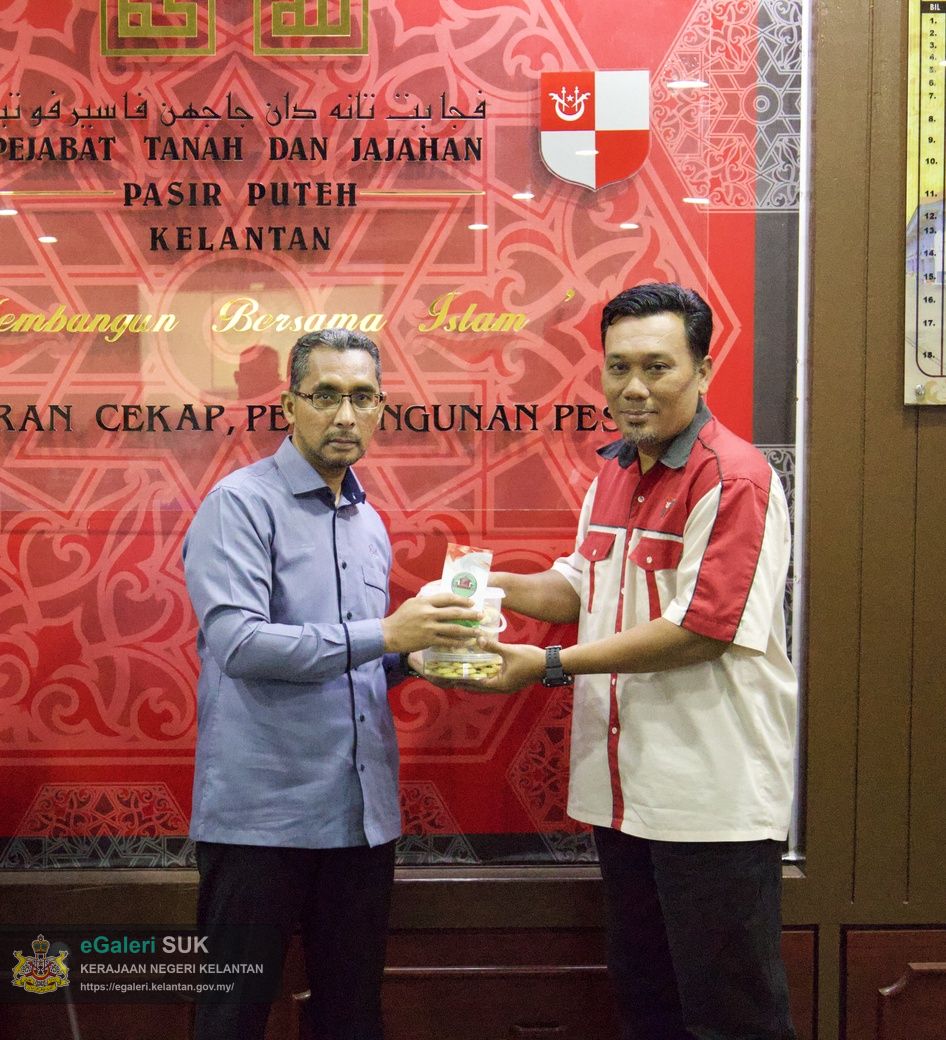 majlis-khatam-alquran-serta-sumbangan-hari-raya-anjuran-kelab-berkesan-pejabat-tanah-dan-jajahan-pasir-puteh-37.jpg