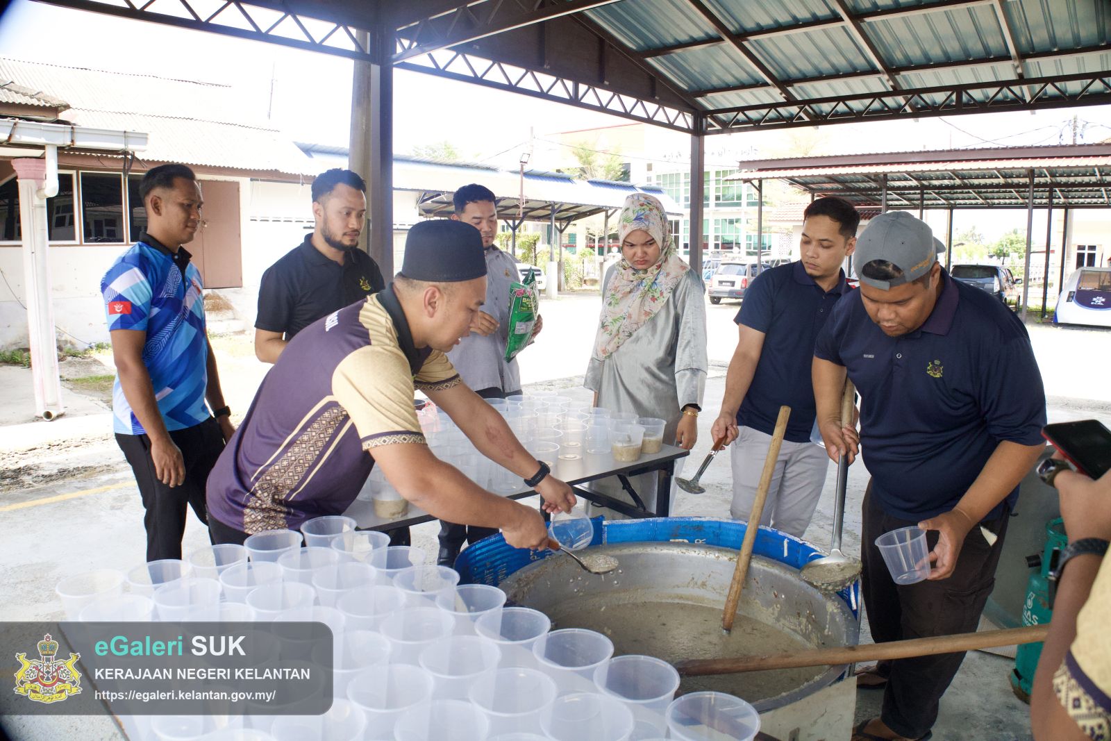 majlis-memasak-bubur-lambuk-peringakat-pejabat-tanah-dan-jajahan-pasir-puteh-anjuran-bersama-unit-pembangunan-dan-kelab-berkesan-11.jpg