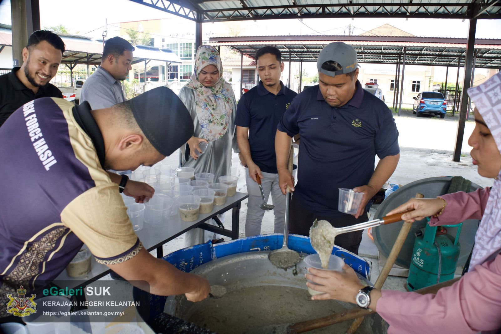 majlis-memasak-bubur-lambuk-peringakat-pejabat-tanah-dan-jajahan-pasir-puteh-anjuran-bersama-unit-pembangunan-dan-kelab-berkesan-12.jpg
