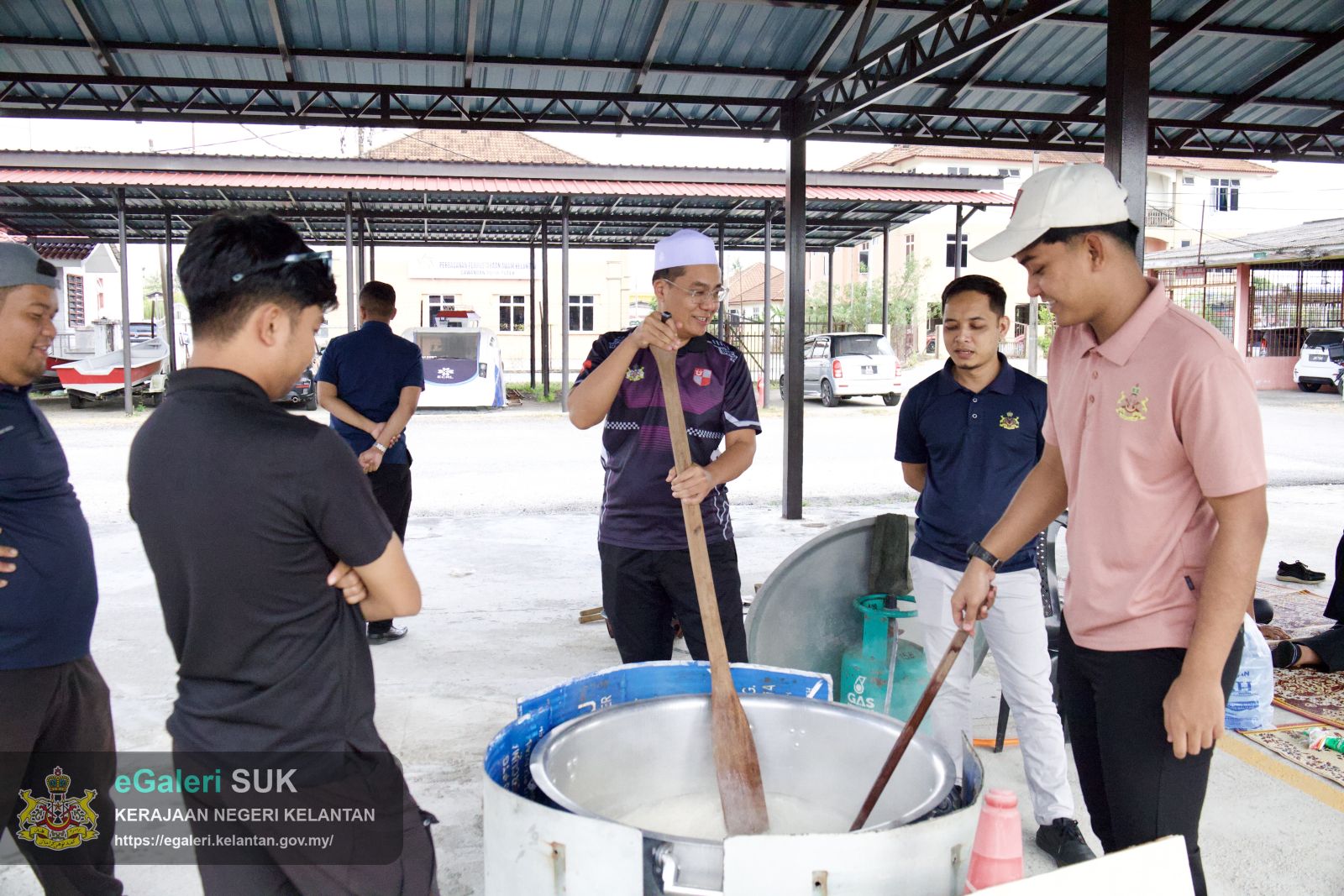 majlis-memasak-bubur-lambuk-peringakat-pejabat-tanah-dan-jajahan-pasir-puteh-anjuran-bersama-unit-pembangunan-dan-kelab-berkesan-5.jpg