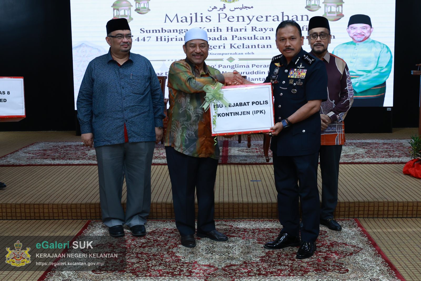 majlis-pembahagian-kuih-raya-kepada-anggota-keselamatan-5.JPG