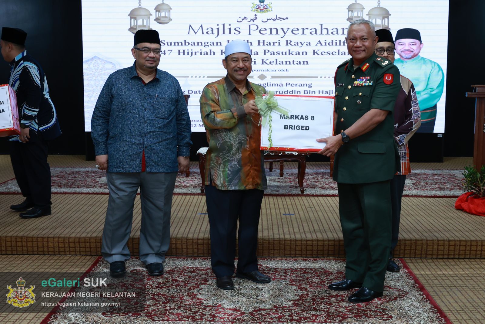 majlis-pembahagian-kuih-raya-kepada-anggota-keselamatan-6.JPG