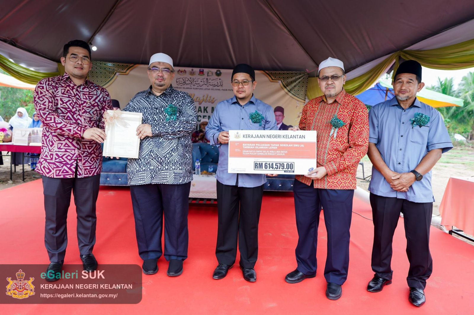 majlis-penyerahan-hak-milik-tanah-bayaran-peluasan-tapak-sekolah-serta-anugerah-kecemerlangan-spm-dan-smu-di-smu-a-tarbiah-islamiah-smuatis-kampung-lepah-selising-14.jpg