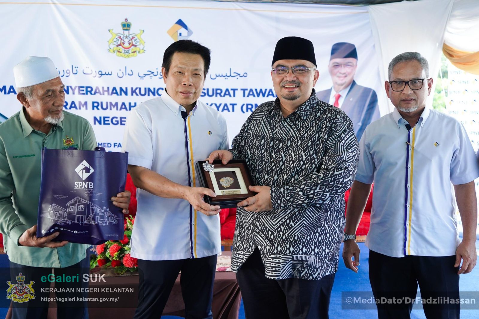 majlis-penyerahan-kunci-rumah-dan-surat-tawaran-program-rumah-mesra-rakyat-rmr-di-bawah-kelolaan-syarikat-perumahan-negara-berhad-spnb-12.jpg