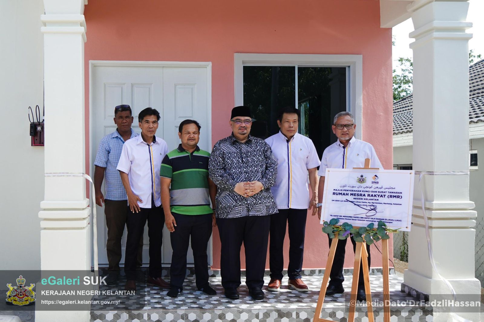 majlis-penyerahan-kunci-rumah-dan-surat-tawaran-program-rumah-mesra-rakyat-rmr-di-bawah-kelolaan-syarikat-perumahan-negara-berhad-spnb-17.jpg