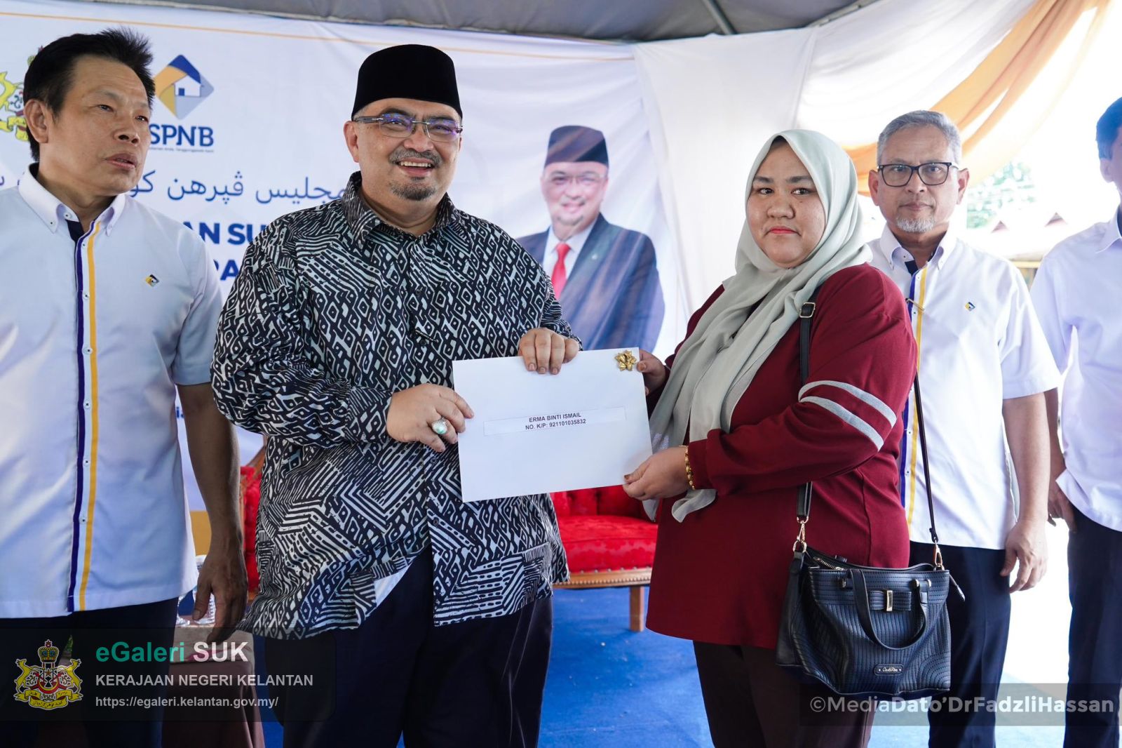 majlis-penyerahan-kunci-rumah-dan-surat-tawaran-program-rumah-mesra-rakyat-rmr-di-bawah-kelolaan-syarikat-perumahan-negara-berhad-spnb-9.jpg