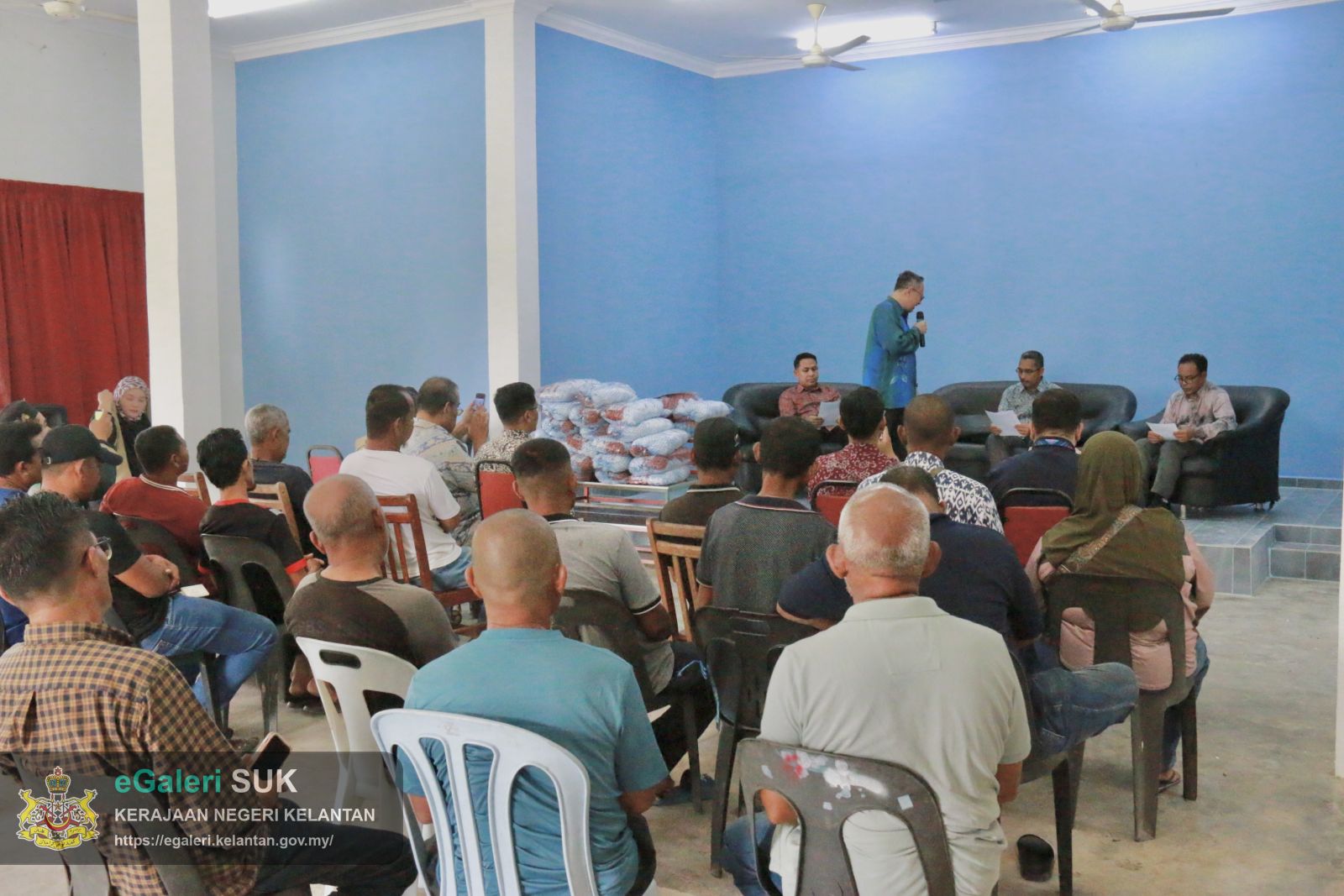 majlis-penyerahan-pukat-dan-lawatan-tapak-projek-pemerkasaan-ekonomi-nelayan-b40-di-penempatan-semula-nelayan-tok-bali-12.JPG