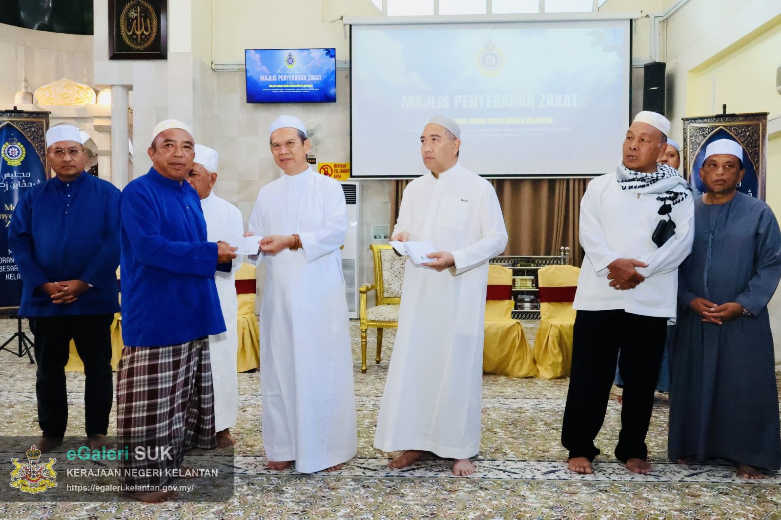 majlis-penyerahan-zakat-oleh-mob-diraja-kelantan-di-masjid-sultan-muhammad-ii-telipot-10.jpg