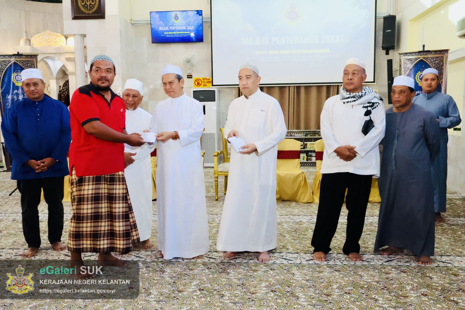 majlis-penyerahan-zakat-oleh-mob-diraja-kelantan-di-masjid-sultan-muhammad-ii-telipot-12.jpg