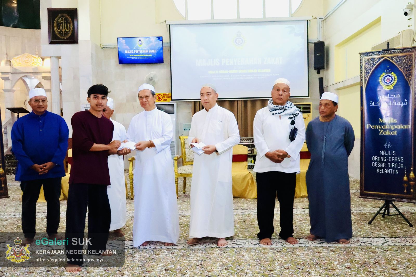 majlis-penyerahan-zakat-oleh-mob-diraja-kelantan-di-masjid-sultan-muhammad-ii-telipot-13.jpg