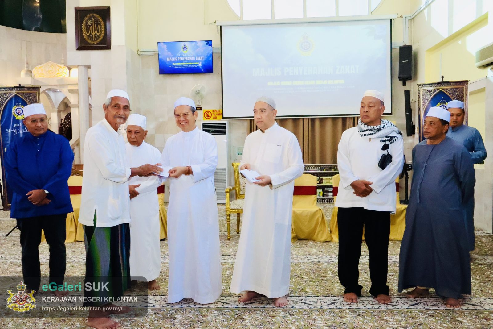 majlis-penyerahan-zakat-oleh-mob-diraja-kelantan-di-masjid-sultan-muhammad-ii-telipot-18.jpg