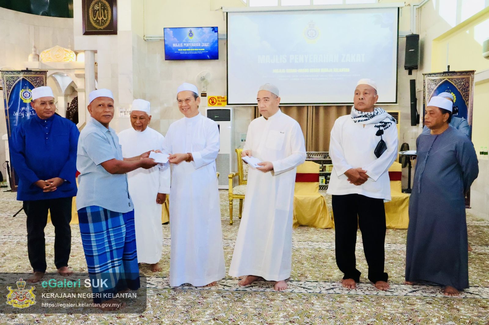 majlis-penyerahan-zakat-oleh-mob-diraja-kelantan-di-masjid-sultan-muhammad-ii-telipot-19.jpg