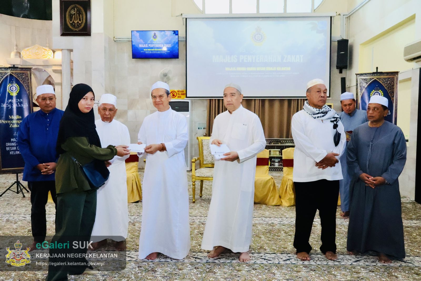 majlis-penyerahan-zakat-oleh-mob-diraja-kelantan-di-masjid-sultan-muhammad-ii-telipot-7.jpg