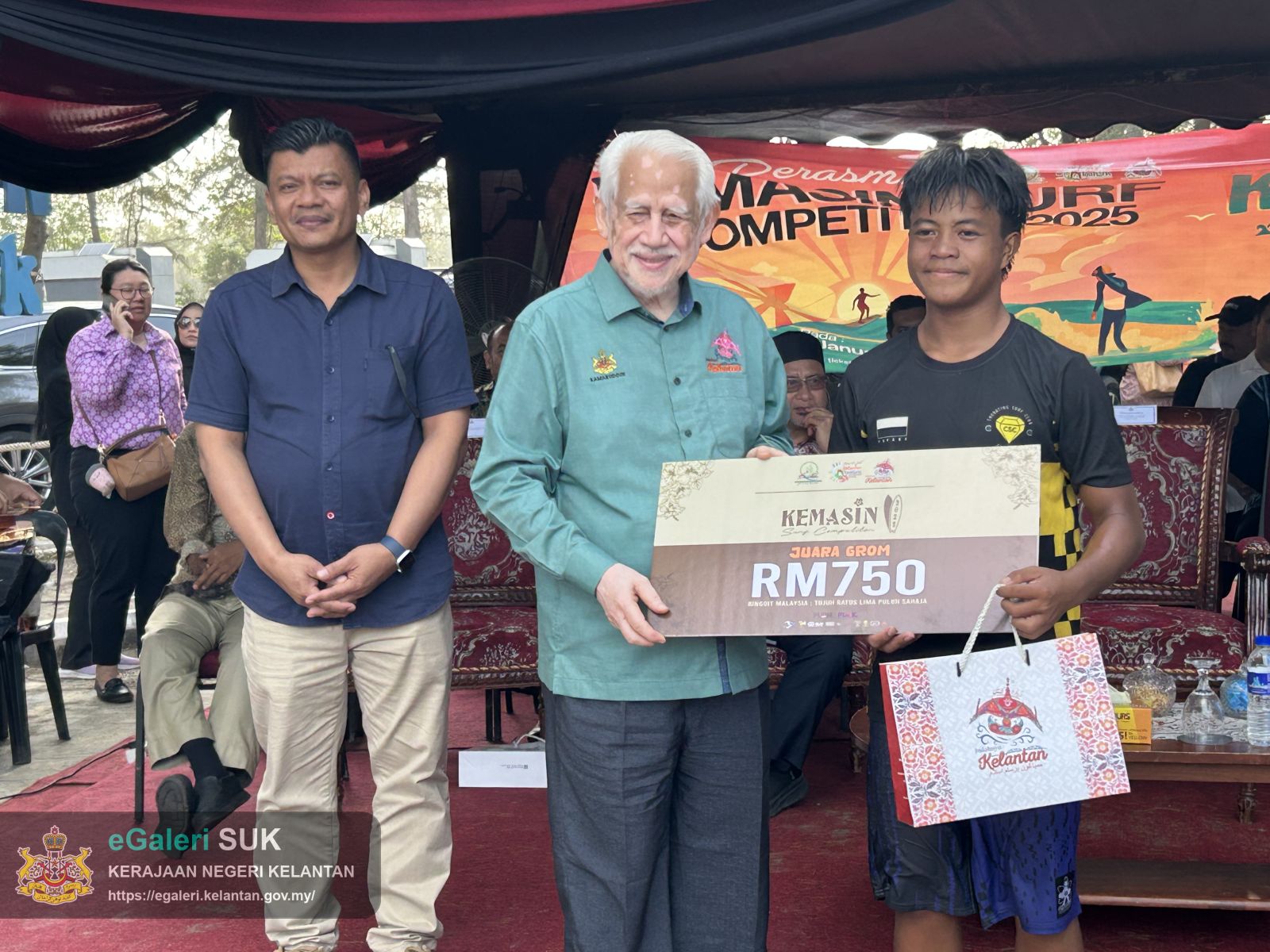 majlis-perasmian-kemasin-beach-surf-competition-12.jpg