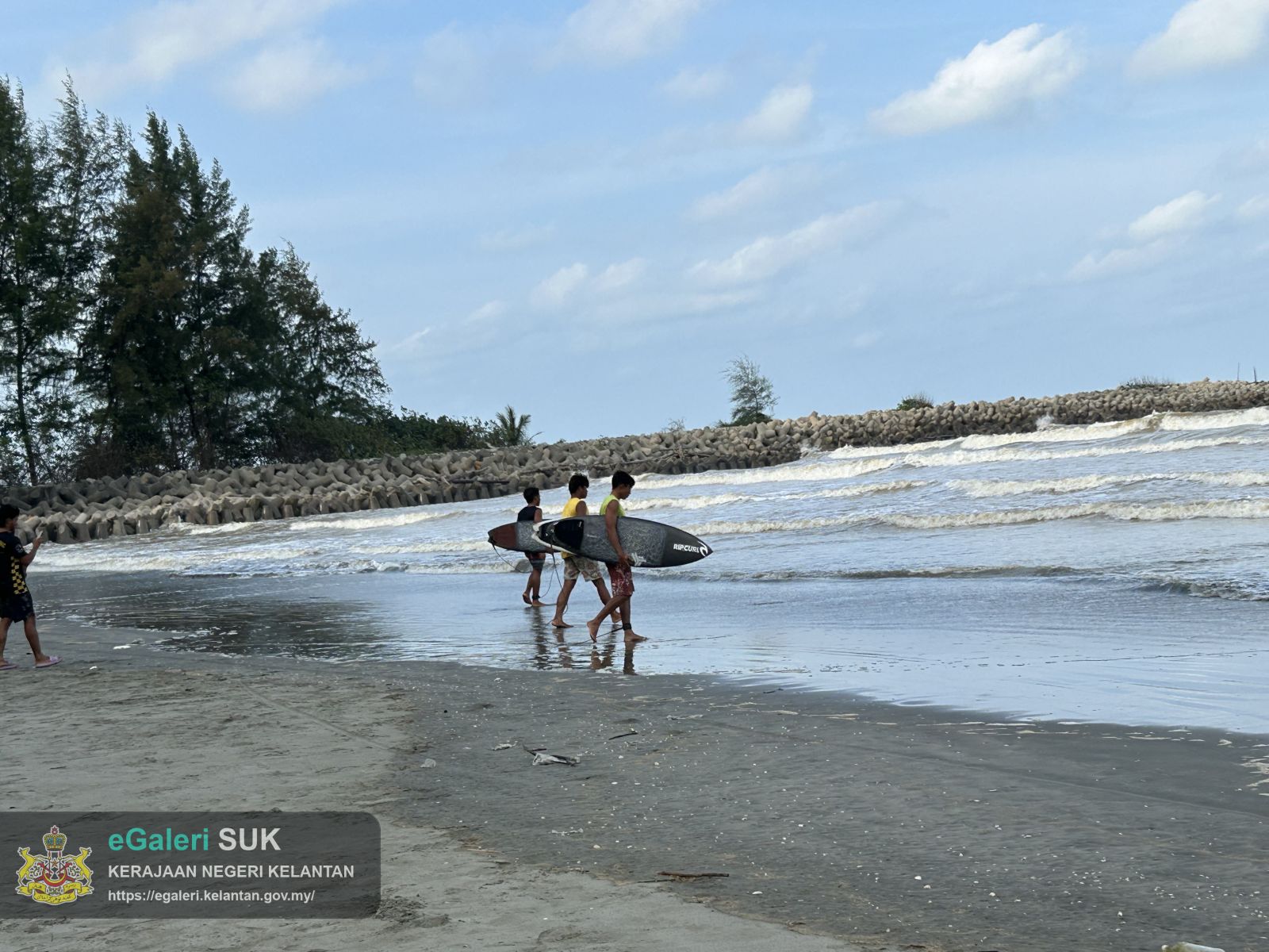 majlis-perasmian-kemasin-beach-surf-competition-5.jpg