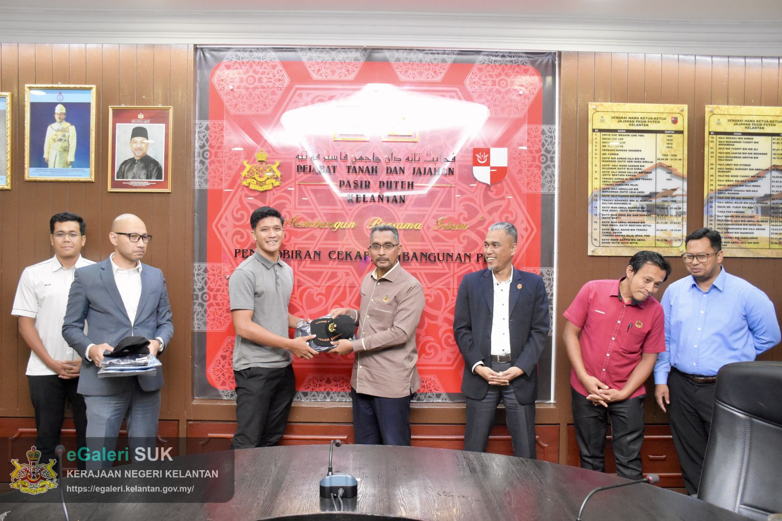 majlis-perjumpaan-yabrs-ketua-jajahan-pasir-puteh-merangkap-yang-dipertua-majlis-daerah-pasir-puteh-bersama-peserta-kontinjen-perbarisan-hari-kebangsaan-malaysia-2026-16.JPG
