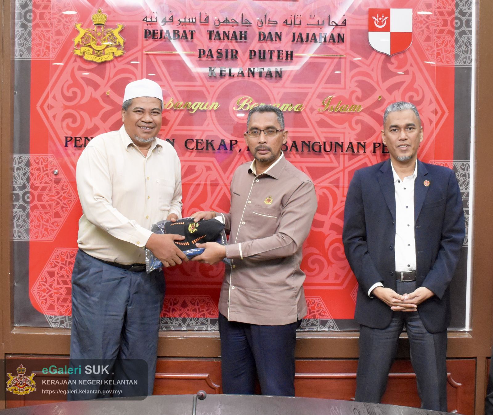 majlis-perjumpaan-yabrs-ketua-jajahan-pasir-puteh-merangkap-yang-dipertua-majlis-daerah-pasir-puteh-bersama-peserta-kontinjen-perbarisan-hari-kebangsaan-malaysia-2026-17.JPG