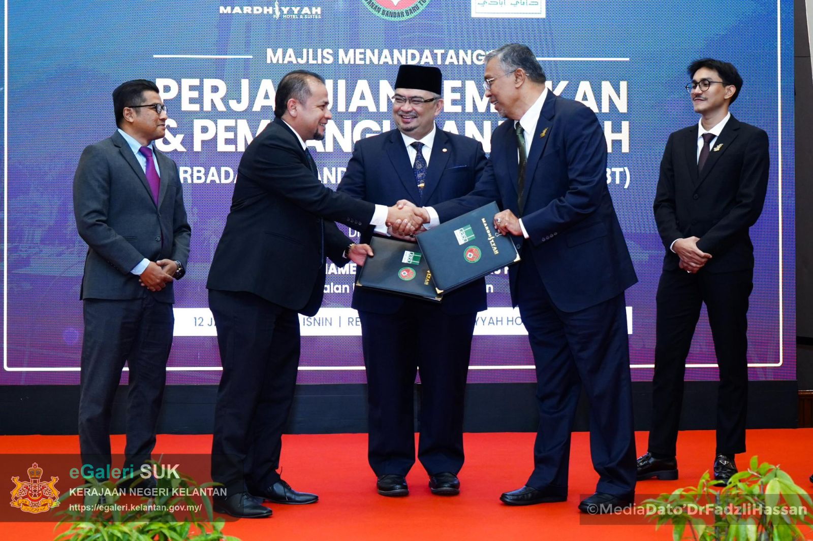 majlis-menandatangani-perjanjian-pemilikan-dan-pembangunan-tanah-antara-kumpulan-damai-abadi-(kda)-dan-perbadanan-bandar-baru-tunjong-(pbbt)-4.jpg