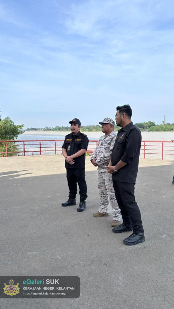 operasi-bersepadu-pengalihan-rumah-rakit-di-tebing-sungai-kelantan-2.jpeg