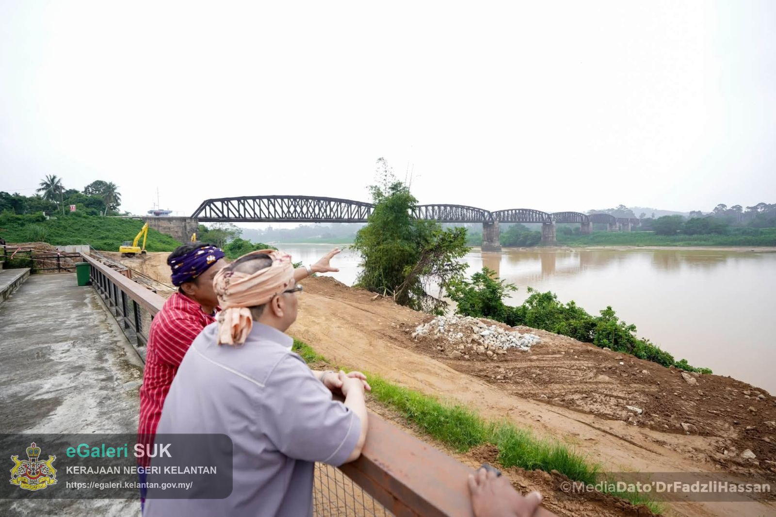 peninjauan-perkembangan-kerjakerja-penambahbaikan-di-kawasan-jambatan-guillemard-11.jpg