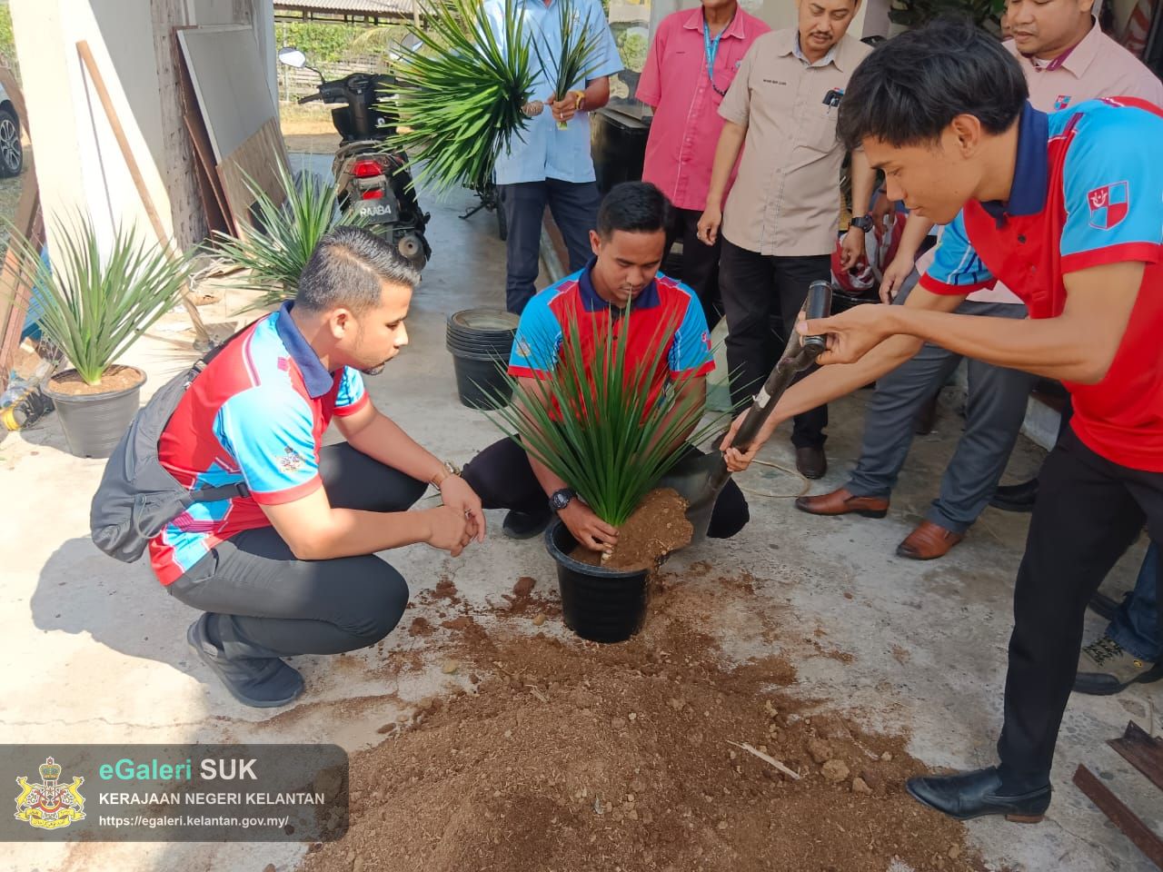 kursus-asas-penanaman-pokok-hiasan-dan-penanaman-pokok-mangga-2.jpeg