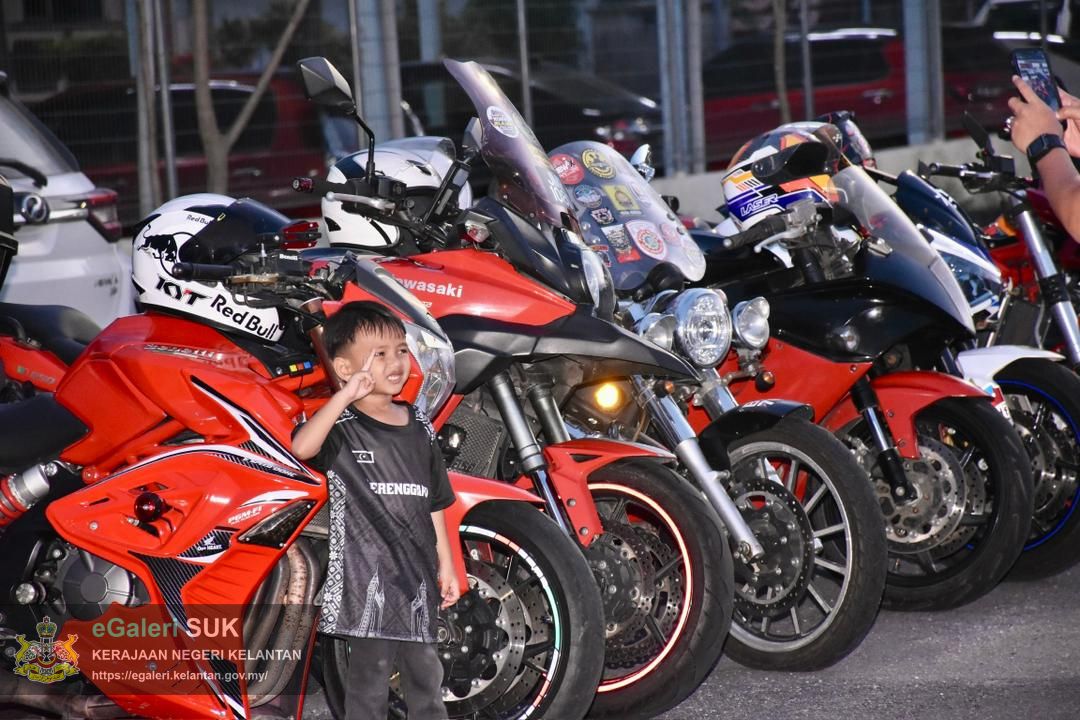 perarakan-kereta-berhias-jajahan-pasir-puteh-1.jpg
