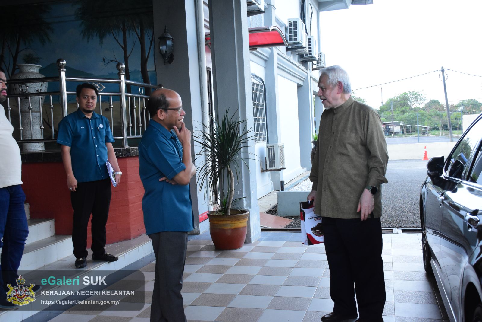 yb-exco-pelancongan-negeri-kelantan-datuk-kamarudin-md-nor-mengadakan-kunjungan-hormat-ke-atas-en-mohd-roshdi-bin-ismail--ketua-jajahan-pasir-puteh-9.JPG