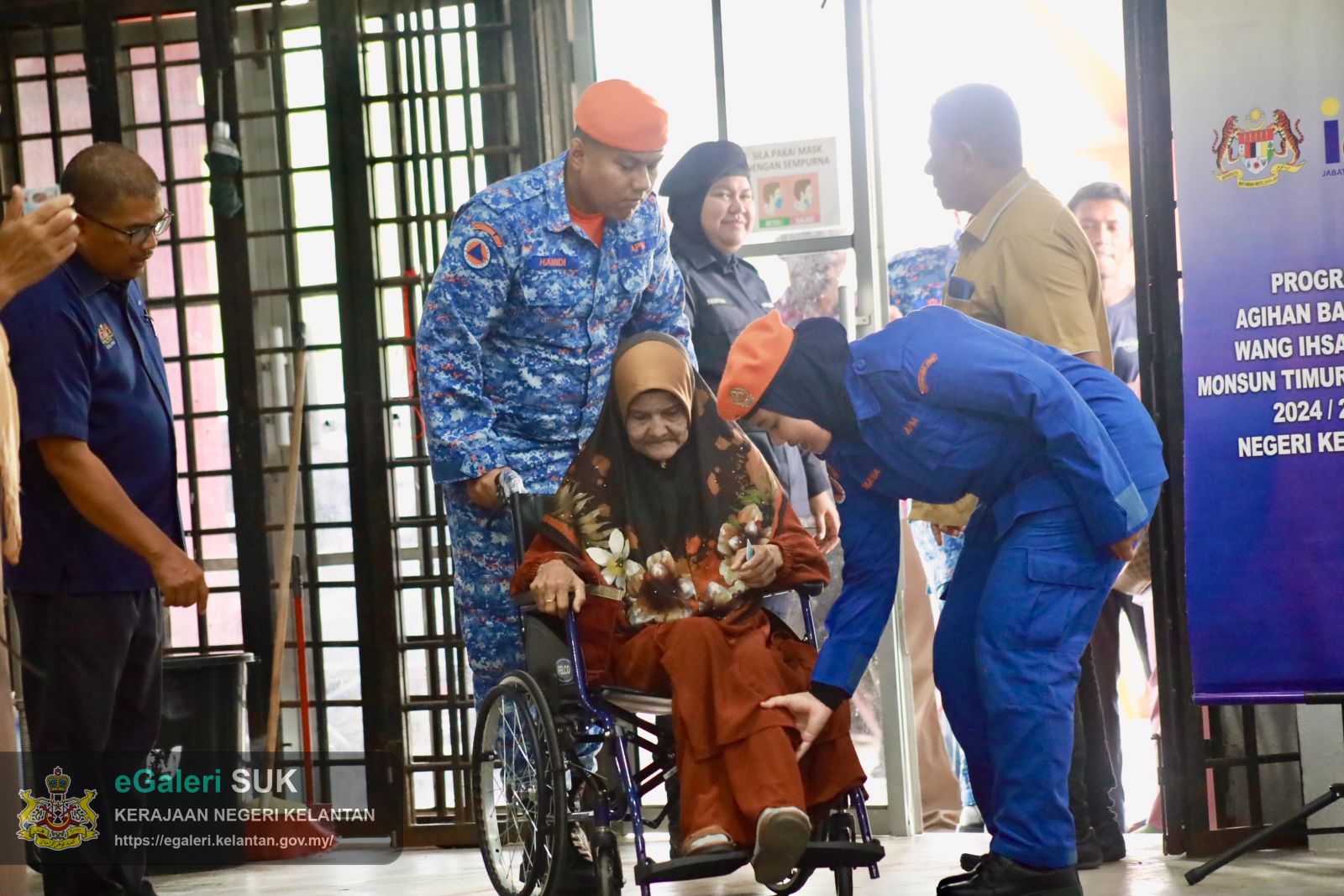 program-agihan-bantuan-wang-ihsan-bwi-kepada-kir-yang-berpindah-ke-pps-disebabkan-bencana-banjir-timur-lautmtl-bagi-jajahan-pasir-putehmachang-dan-bachok-12.JPG