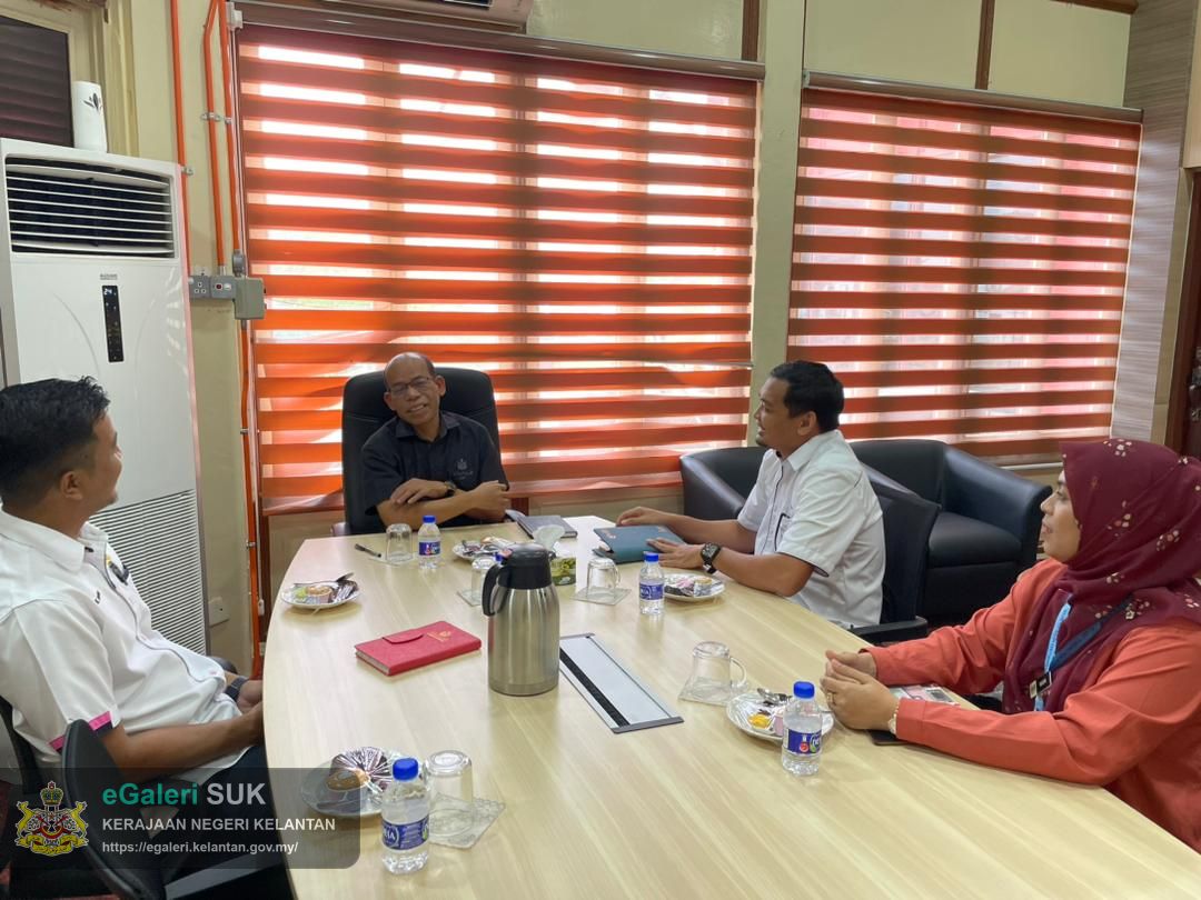 sesi-kunjung-hormat-pegawai-pembangunan-zon-gua-musang-dan-lojing,-unit-penyelarasan-pelaksanaan-(icu)-jabatan-perdana-menteri,-negeri-kelantan-ke-atas-yabrs-ketua-jajahan-gua-musang-6.jpg