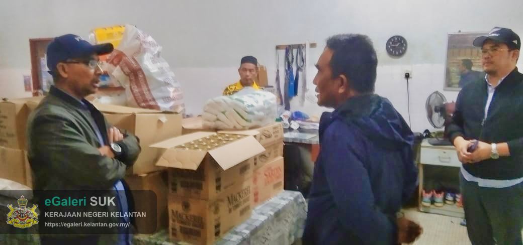 lawatan-tuan-ketua-jajahan-ke-pusat-pemindahan-sementara-pps-semerak-5.jpg