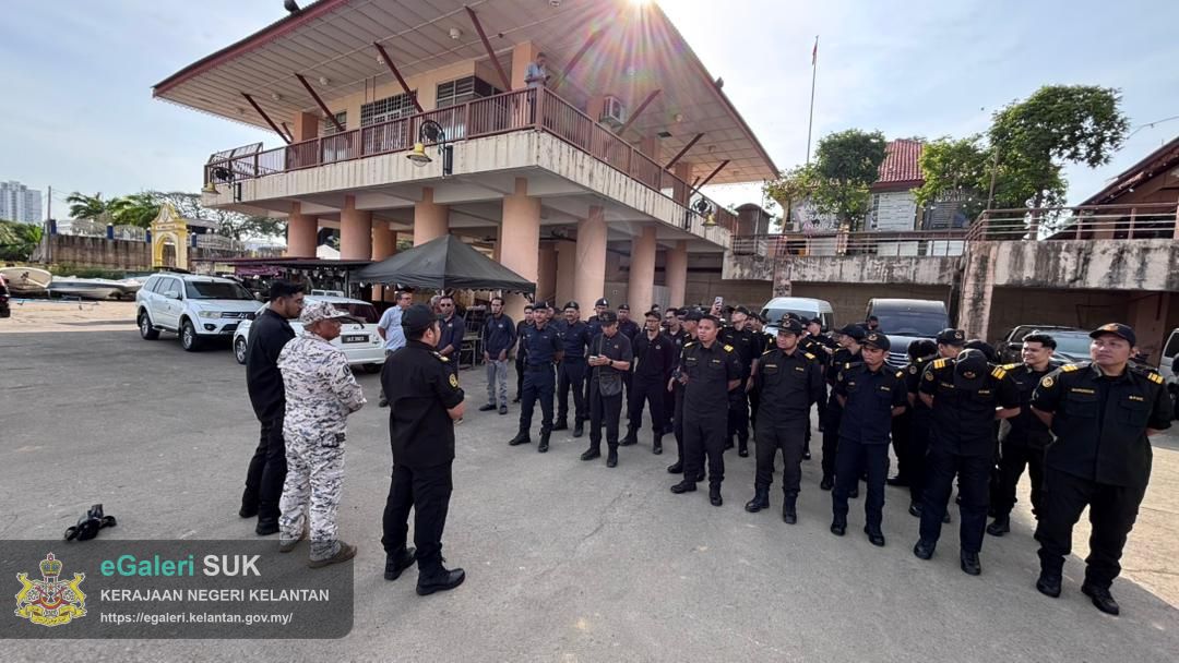 Operasi Bersepadu Pengalihan Rumah Rakit di Tebing Sungai Kelantan