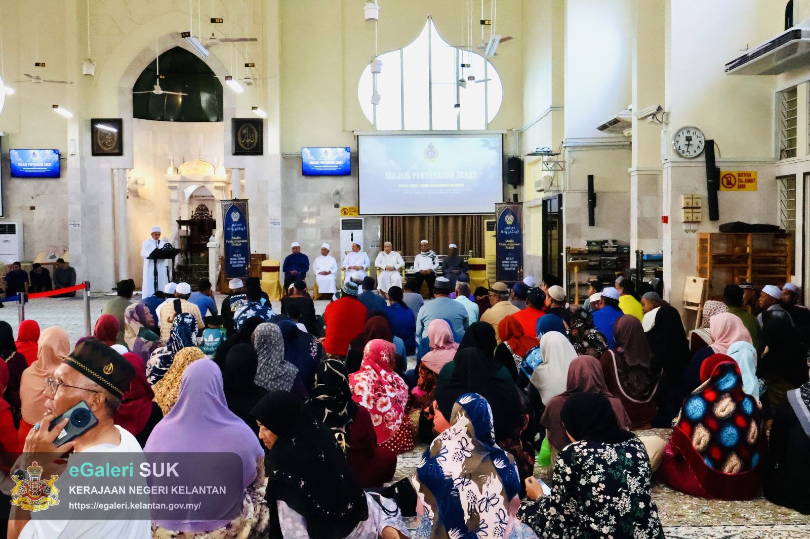 MAJLIS PENYERAHAN ZAKAT OLEH MOB DIRAJA KELANTAN DI MASJID SULTAN MUHAMMAD II TELIPOT