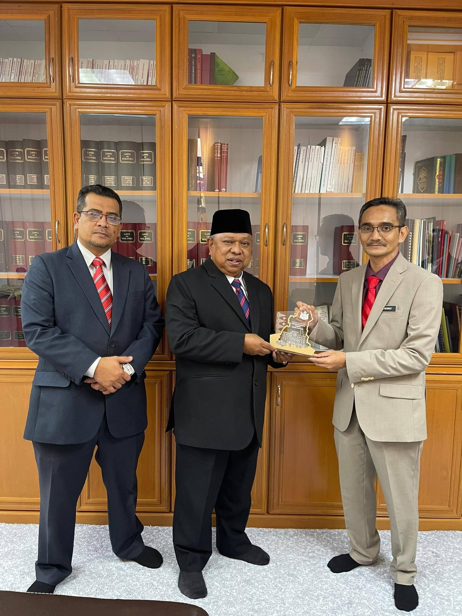 kunjungan-hormat-yang-amat-arif-ketua-hakim-syarie-negeri-kelantan-kepada-yang-berhormat-penasihat-undangundang-negeri-kelantan-1.jpg